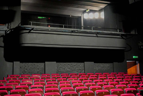 Teatr Współczesny w Warszawie oferuje na sprzedaż używane fotele teatralne tapicerowane. 