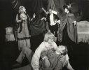 na pierwszym planie: Stanisław Górka (Tadzio), Damian Damięcki (Edgar Wałpor); w głębi: Maja Komorowska (Księżna Alicja), Krzysztof Kowalewski (Ryszard Korbowski), Marta Lipińska (Kurka wodna)<br/> fot. Wojciech Plewiński